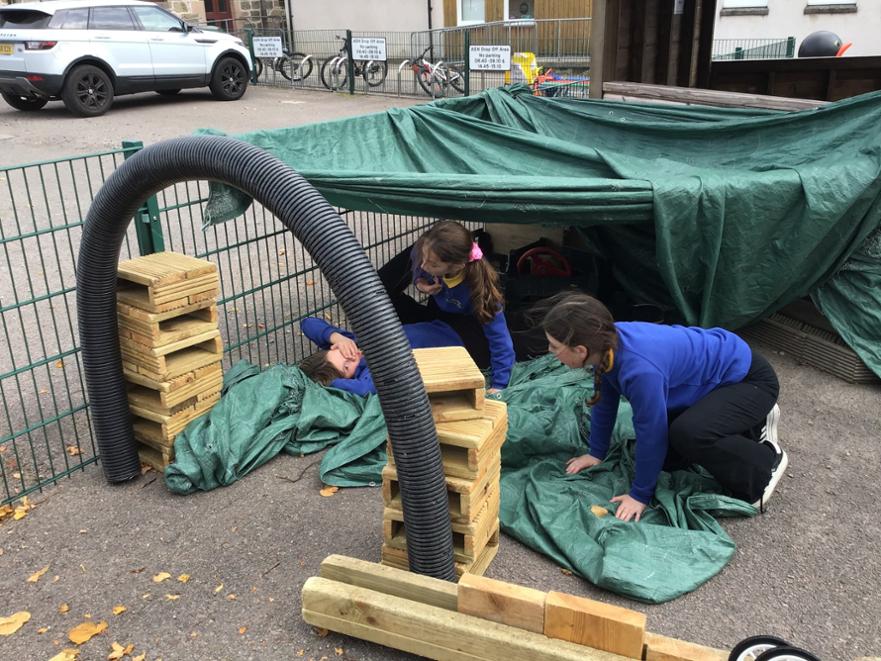 Outdoor learning – Using Loose parts to build a den