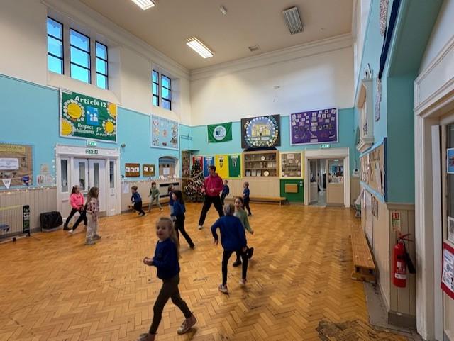 P 2 3 PE in the school hall